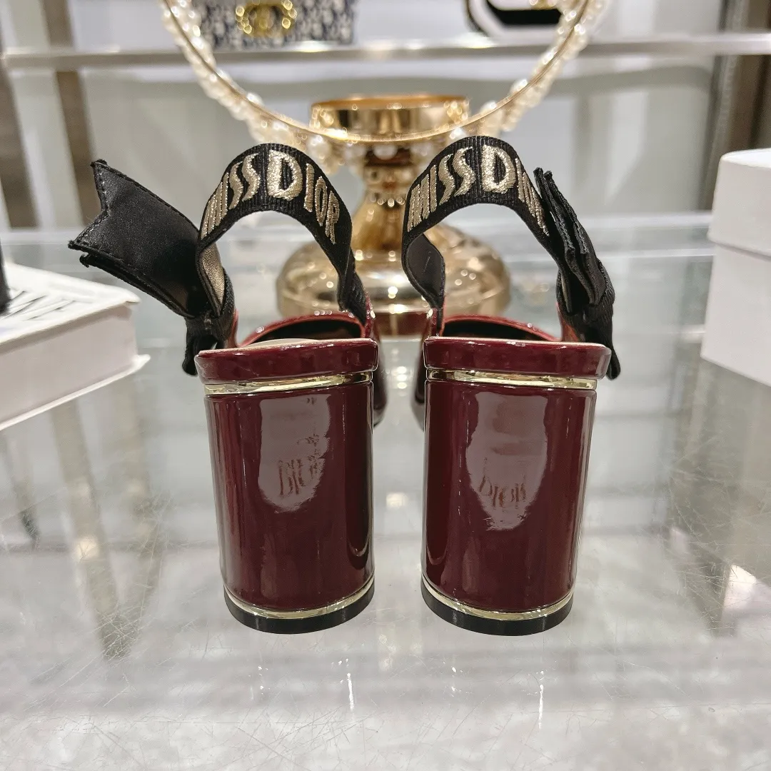 👟👟Ex-factory price 540👟👟Dior 2025 early spring new style Rhodes series women's sandals with special-shaped heel and empty back. Stars' same letter logo with electric embroidery process ➕Hardware buckle high-heeled women's shoes. The outside is decorated with butterflies 🦋knots for decoration, which makes the whole pair of shoes beautiful. 🌟Original development of top-end high-end version Material: imported patent leather upper, water-dyed sheepskin lining, foot pads + Italian leather outsole Heel height: 4cm 7.5cm Size: 35-41 standard code (40.41 customization is not returnable)